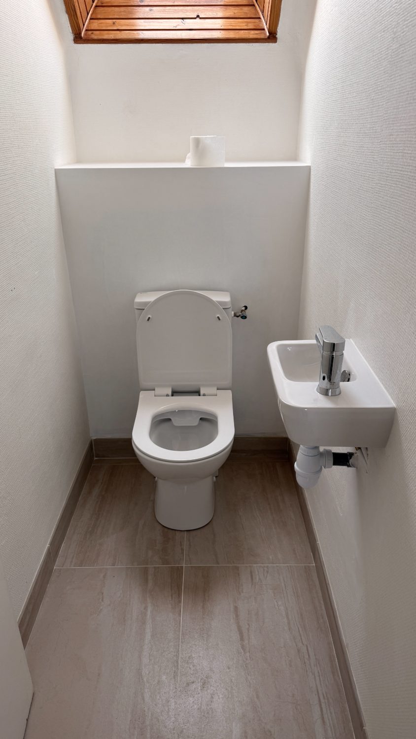 WC suspendu et lave-mains