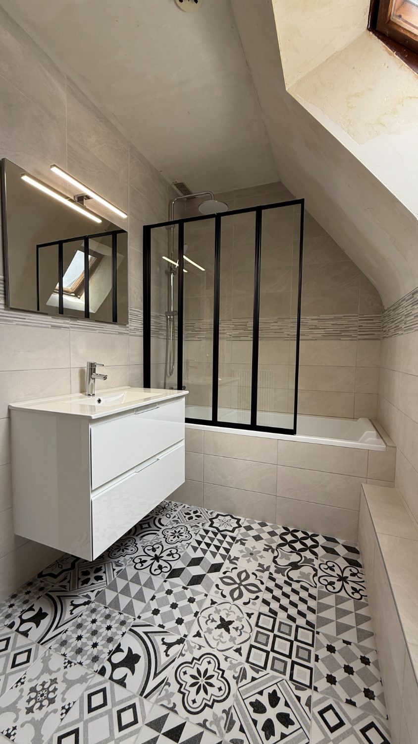 Salle de bain rénovée sous combles, carreaux de ciment
