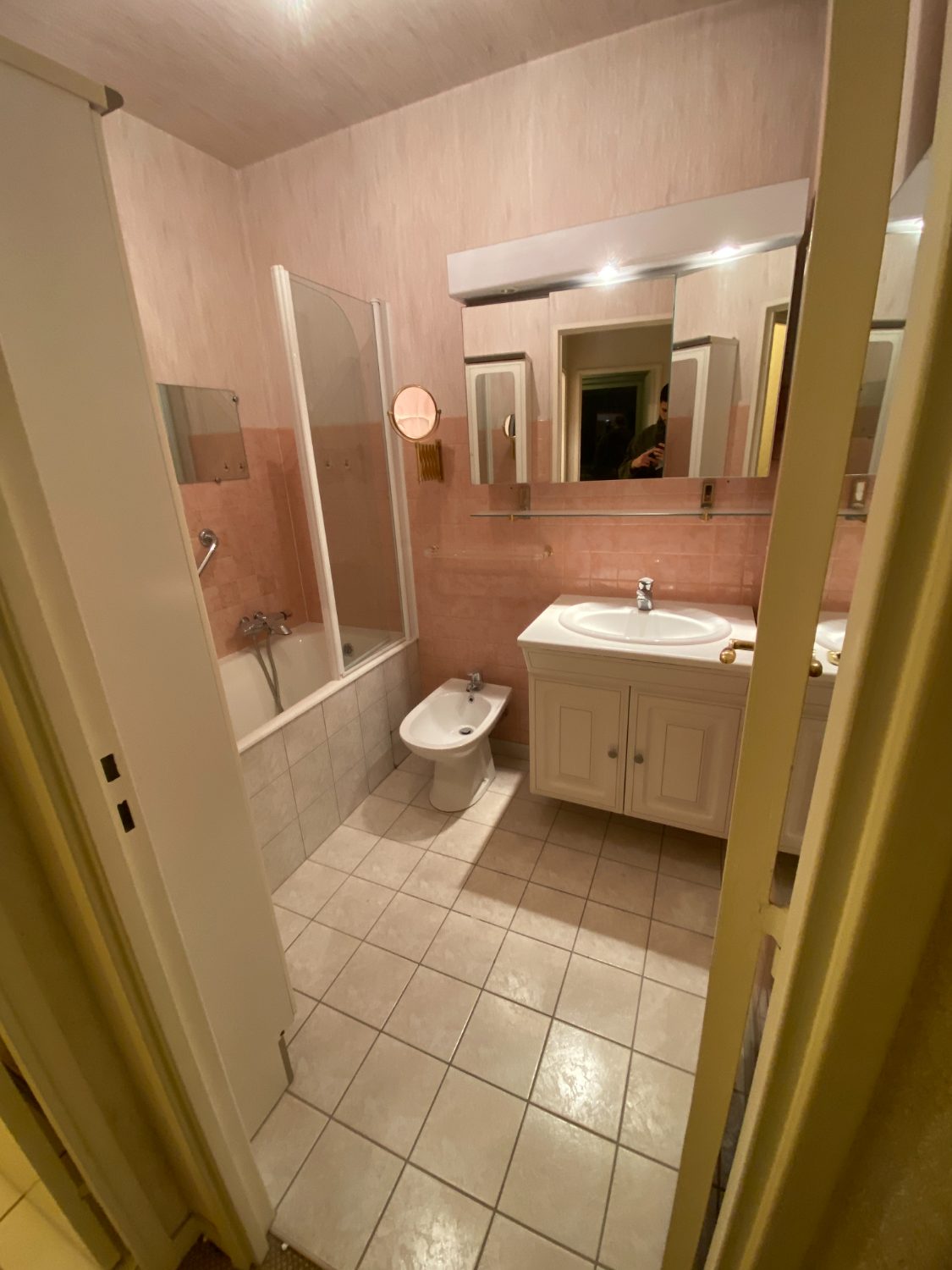 Salle de bain avant travaux : carrelage et sanitaires d'origine